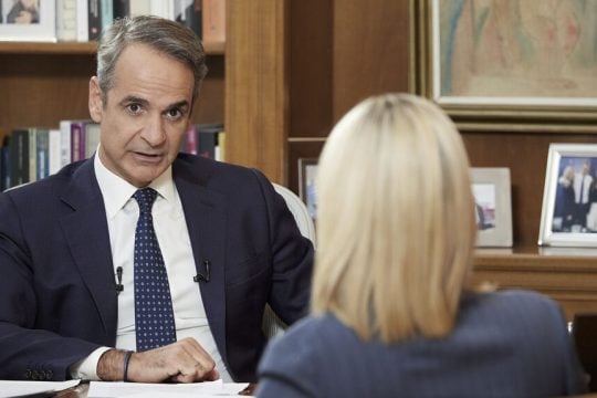 Στιγμιότυπο από τη συνέντευξη του Κυριάκου Μητσοτάκη στη Σία Κοσιώνη