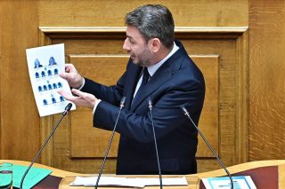 Ο Νίκος Ανδρουλάκης κρατώντας τη φωτογραφία με τους πρωταγωνιστές του «γαλάζιου» σκανδάλου του ΟΠΕΚΕΠΕ, σύμφωνα με τη δικογραφία της Ευρωπαϊκής Εισαγγελίας