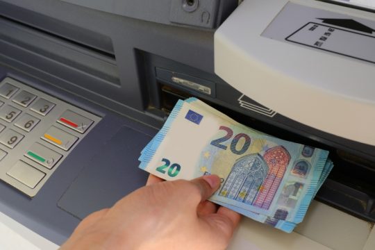 Νωρίτερα θα καταβληθούν οι συντάξεις αυτό τον μήνα - Δείτε ποιες μέρες