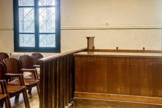 Δικηγόρος ήταν με... περίστροφο μέσα σε δίκη στο Πρωτοδικείο Αθηνών