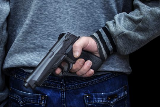 Ελεύθερος ο πατέρας του 14χρονου μαθητή με το όπλο