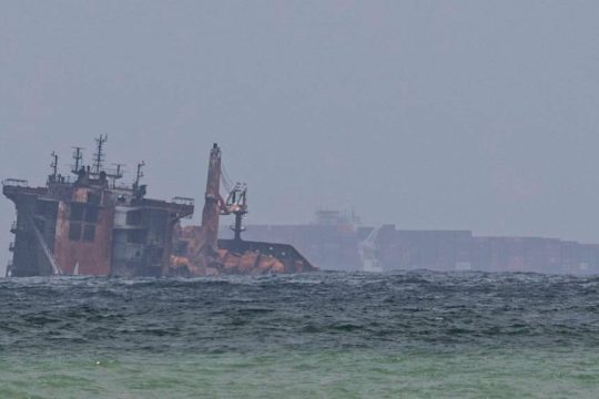 Κοντέινερ βυθίζεται ανοιχτά της Σρι Λάνκα