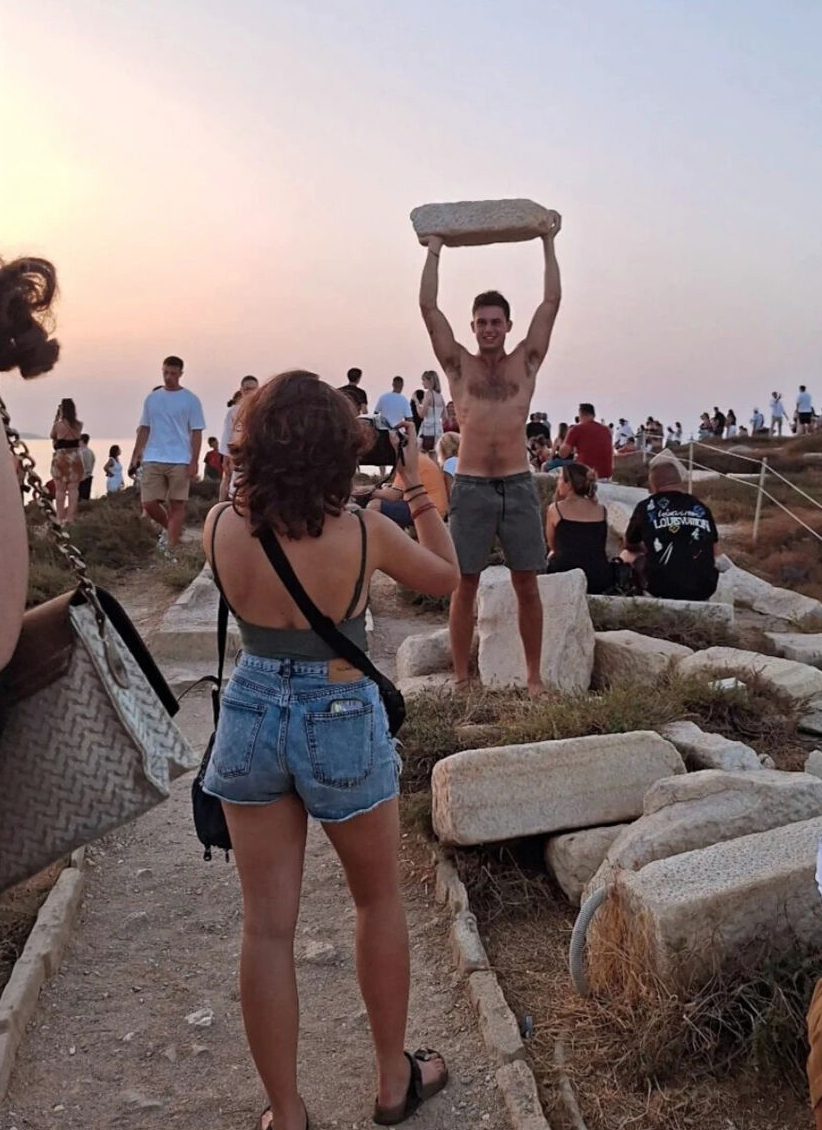 portara naxos touristas
