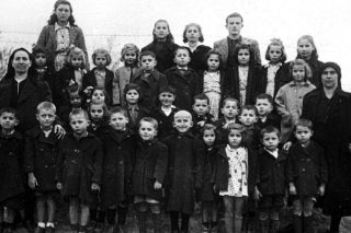 1949 Μπαλατονκένεσε (Balatonkenese), Ουγγαρία: Παιδιά από τo Τρίλοφο και το Μονόπυλο Καστοριάς. «Μάνες» η Αναστασία Κιατίπη και η Ασπασία Γέρου