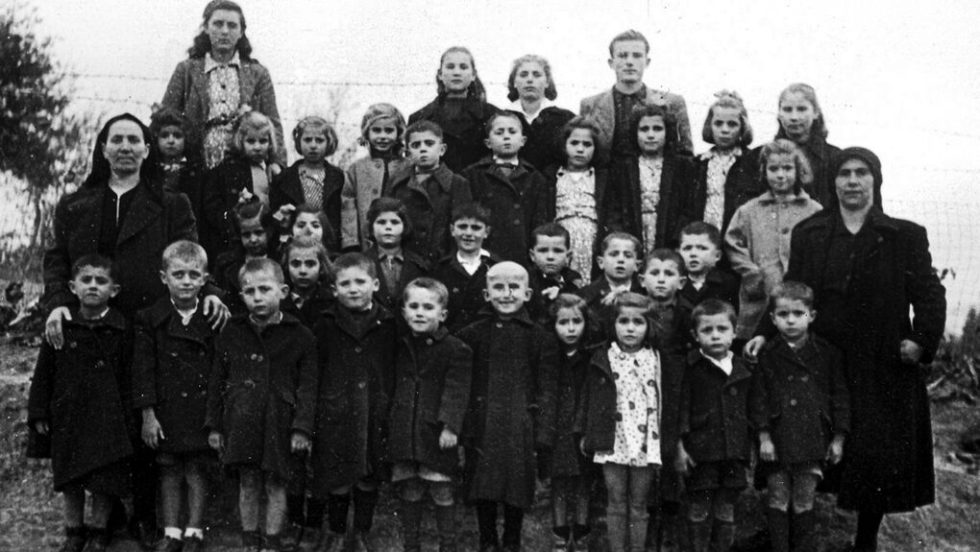 1949 Μπαλατονκένεσε (Balatonkenese), Ουγγαρία: Παιδιά από τo Τρίλοφο και το Μονόπυλο Καστοριάς. «Μάνες» η Αναστασία Κιατίπη και η Ασπασία Γέρου