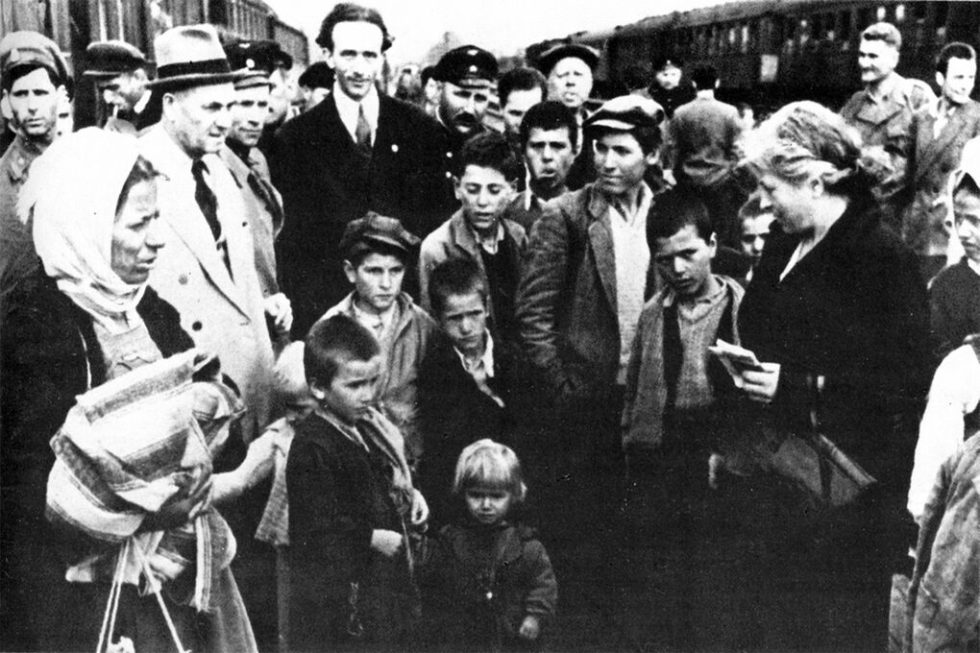 7 Απριλίου 1948, Ανατολικός Σιδηροδρομικός Σταθμός, Βουδαπέστη: άφιξη της πρώτης ομάδας παιδιών στη Βουδαπέστη. Τα υποδέχονται οι Επιτροπές Εθνικής Βοήθειας, ο Ερυθρός Σταυρός και η Ελληνική Επιτροπή Βοήθειας