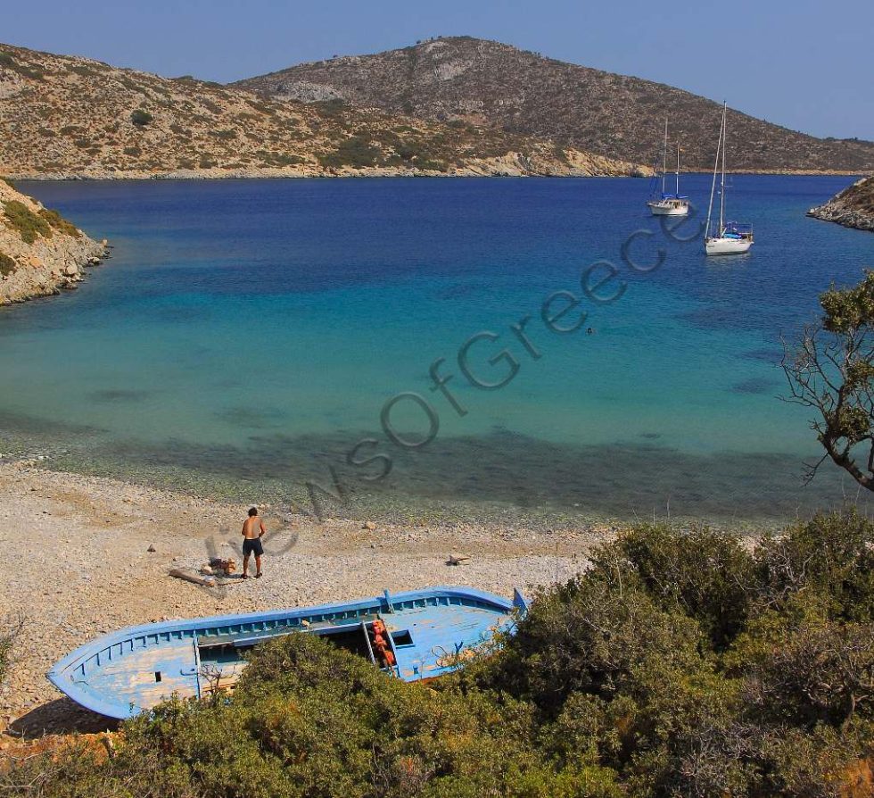 Η παραλία Σπηλιά στο Αγαθονήσι