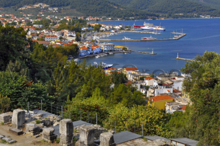 Το μικρό και το μεγάλο λιμάνι στον Λιμένα, όπως φαίνονται από το ύψος του αρχαίου θεάτρου
