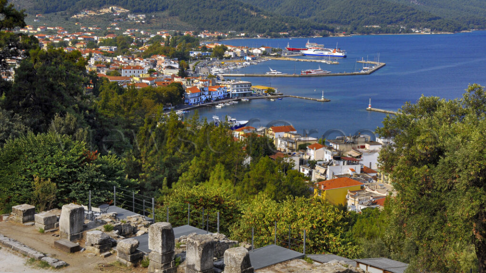 Το μικρό και το μεγάλο λιμάνι στον Λιμένα, όπως φαίνονται από το ύψος του αρχαίου θεάτρου