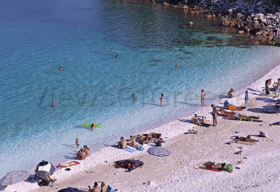 Η παραλία Σαλιάρα, πριν πλημμυρίσει και αυτή από αλλεπάλληλες σειρές ομπρελών και καθισμάτων