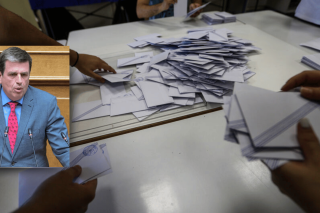 Στιγμιότυπο από καταμέτρηση ψήφων μετά την ολοκλήρωση της εκλογικής διαδικασίας σε πρόσφατες εθνικές εκλογές. Αριστερά: ο βουλευτής της Ν.Δ., Δ. Καιρίδης