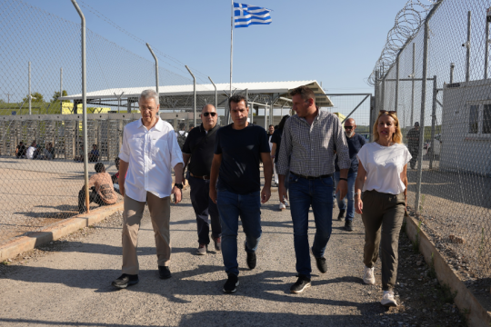 ο Θάνος Πλεύρης σε δομή μεταναστών