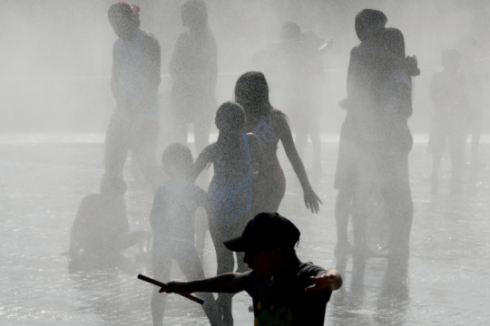 άνθρωποι δροσίζονται σε συντριβάνι στη Μαδρίτη