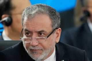 Μέση Ανατολή: Έντονη διπλωματική κινητικότητα - Επέστρεψε στο Πακιστάν ο Ιρανός υπουργός Εξωτερικών