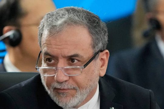 Μέση Ανατολή: Έντονη διπλωματική κινητικότητα - Επέστρεψε στο Πακιστάν ο Ιρανός υπουργός Εξωτερικών