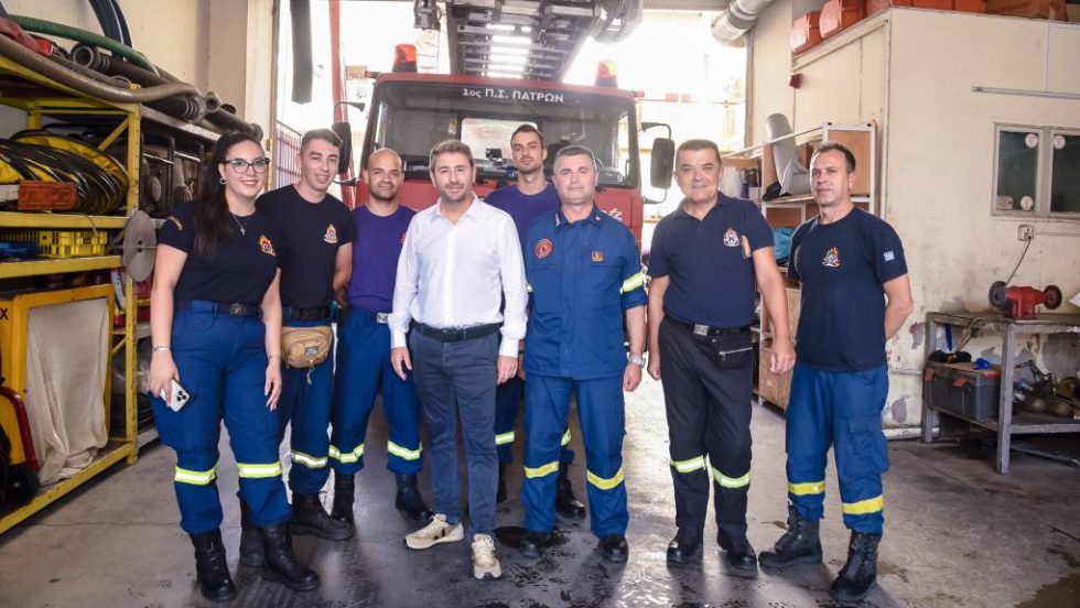 Ο Νίκος Ανδρουλάκης, πρόεδρος του ΠΑΣΟΚ, στο 1ο Πυροσβεστικό Σταθμό Πάτρας.