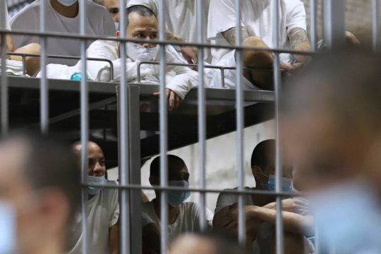 Φυλακισμένοι στα κρατητήρια ύψιστης ασφαλείας του Ελ Σαλβαδόρ, γνωστά ως CECOT