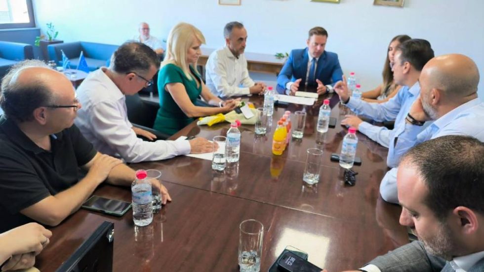 Ο Στέφανος Κασσελάκης μιλά με εκπροσώπους των Επιμελητηρίων της Πάτρας