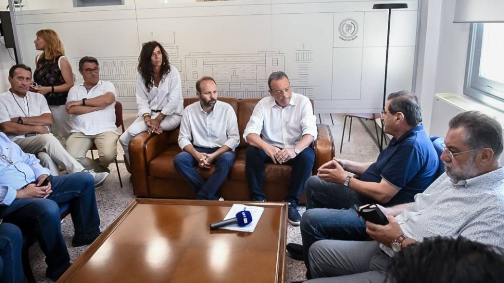 Ο Σωκράτης Φάμελλος, πρόεδρος του ΣΥΡΙΖΑ, με τον δήμαρχο Πατρέων, Κώστα Πελετίδη.