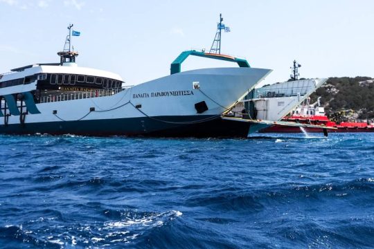 Η επιχείρηση αποκόλλησης του φέρι μποτ στα Νέα Στύρα
