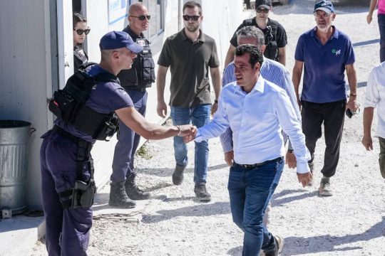 Επίσκεψη Θάνου Πλεύρη σε μεταναστευτική δομή της Λέσβου