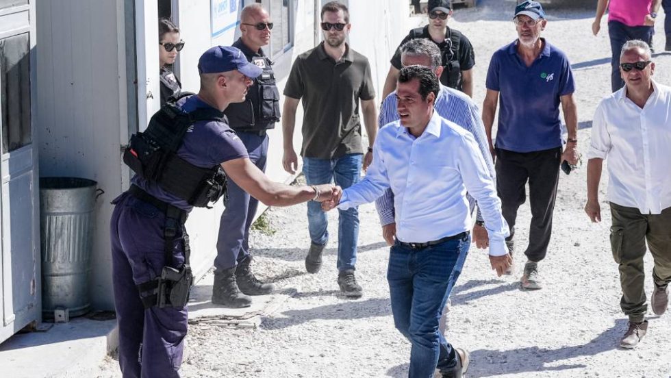 Επίσκεψη Θάνου Πλεύρη σε μεταναστευτική δομή της Λέσβου
