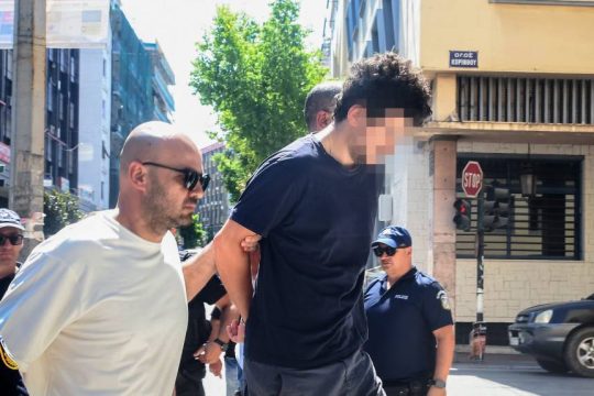 Ο 25χρονος εμπρηστής στα δικαστήρια της Πάτρας