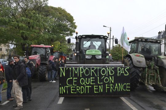 Από παλαιότερη διαδήλωση Γάλλων αγροτών κατά της εμπορικής συμφωνίας Ευρωπαϊκής Ενωσης - Mercosur. «Να μην εισάγουμε αυτά που απαγορεύονται στη Γαλλία» γράφει το πανό που είναι αναρτημένο στο τρακτέρ