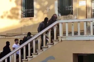 Οι συλληφθέντες κατά τη μεταγωγή τους στον εισαγγελέα Χανίων