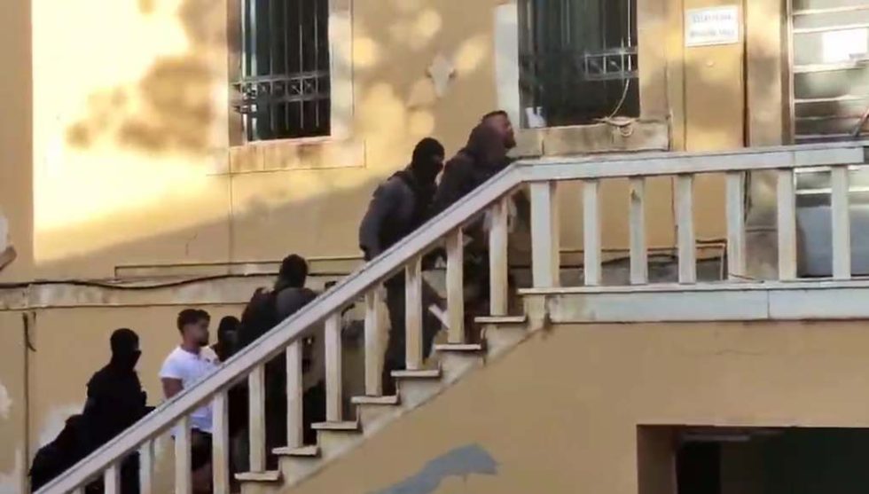 Οι συλληφθέντες κατά τη μεταγωγή τους στον εισαγγελέα Χανίων