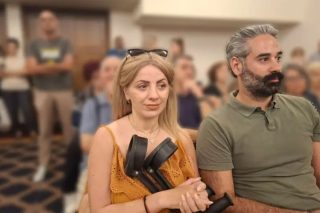 Η εργαζόμενη που δικαιώθηκε και ο πρόεδρος του Παραρτήματος Κρήτης του Συνδέσμου Κοινωνικών Λειτουργών Γιώργος Σαμπροβαλάκης