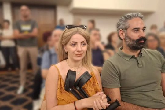 Η εργαζόμενη που δικαιώθηκε και ο πρόεδρος του Παραρτήματος Κρήτης του Συνδέσμου Κοινωνικών Λειτουργών Γιώργος Σαμπροβαλάκης