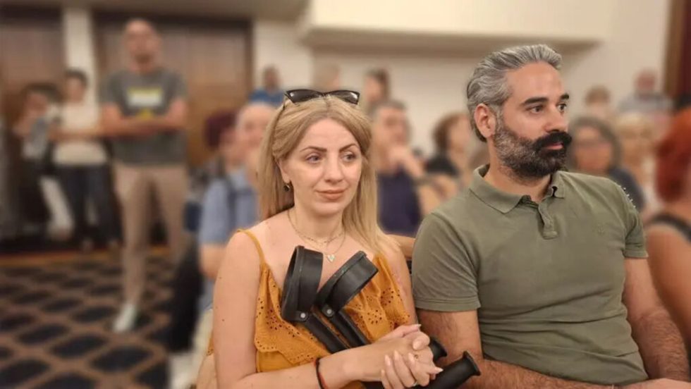 Η εργαζόμενη που δικαιώθηκε και ο πρόεδρος του Παραρτήματος Κρήτης του Συνδέσμου Κοινωνικών Λειτουργών Γιώργος Σαμπροβαλάκης