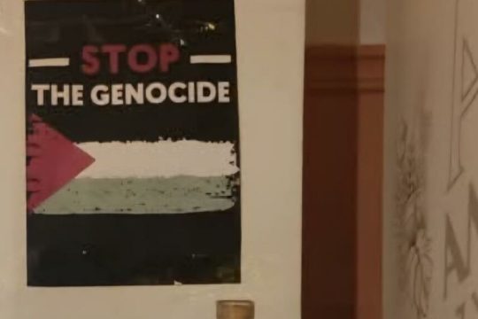 Αφίσα Stop the genocide στο εστιατόριο Αξιώτισσα