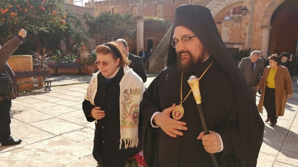 Η Λίνα Μενδώνη με τον αρχιμανδρίτη Δαμασκηνό Λιονάκη