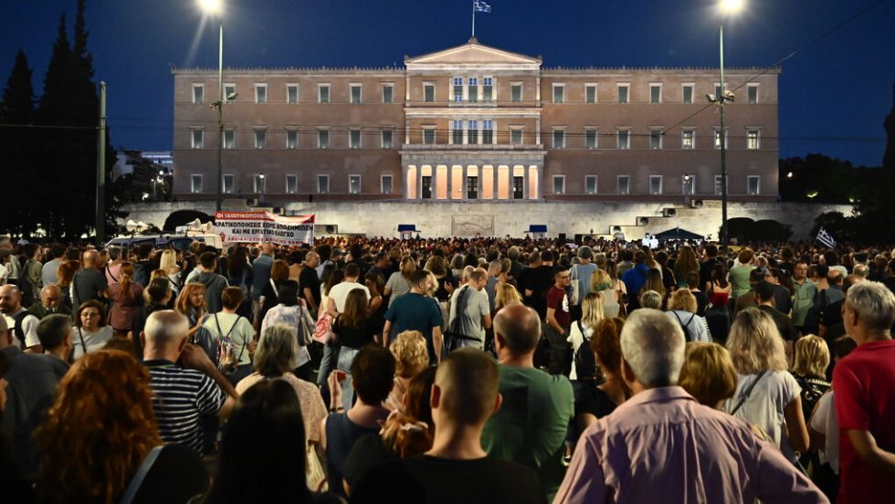 Συγκέντρωση αλληλεγγύης στην απεργία πείνας του Πάνου Ρούτσι έξω από την Βουλή