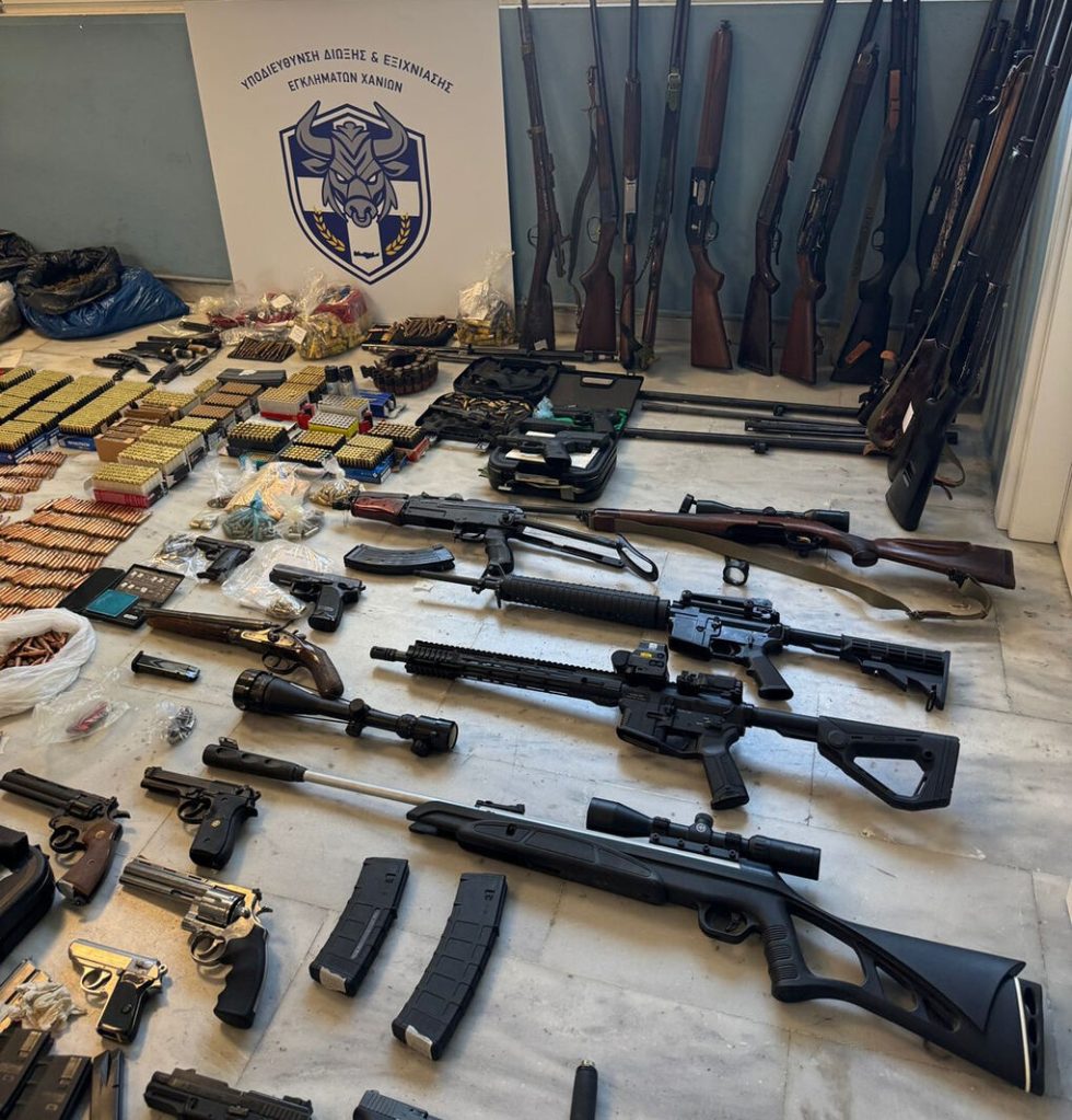 Μέρος από το οπλοστάσιο της σπείρας που κατέσχεσαν οι Αρχές