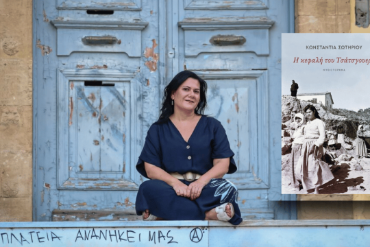 Η βραβευμένη Κύπρια πεζογράφος Κωνσταντία Σωτηρίου έξω από το Παρθεναγωγείο Φανερωμένης στο κέντρο της παλιάς Λευκωσίας