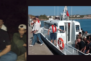 Φωτογραφία-ντοκουμέντο από τo site της Aegean Boat Report. Ο Παλαιστίνιος με το λευκό καπέλο στο Φαρμακονήσι και στο σκάφος της τουρκικής ακτοφυλακής