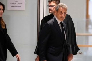 Ο Νικολά Σαρκοζί με την Κάρλα Μπρούνι μετά την καταδικαστική απόφαση