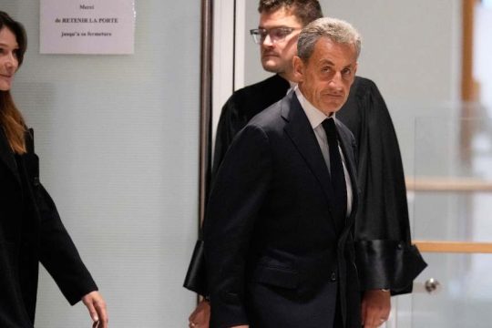 Ο Νικολά Σαρκοζί με την Κάρλα Μπρούνι μετά την καταδικαστική απόφαση