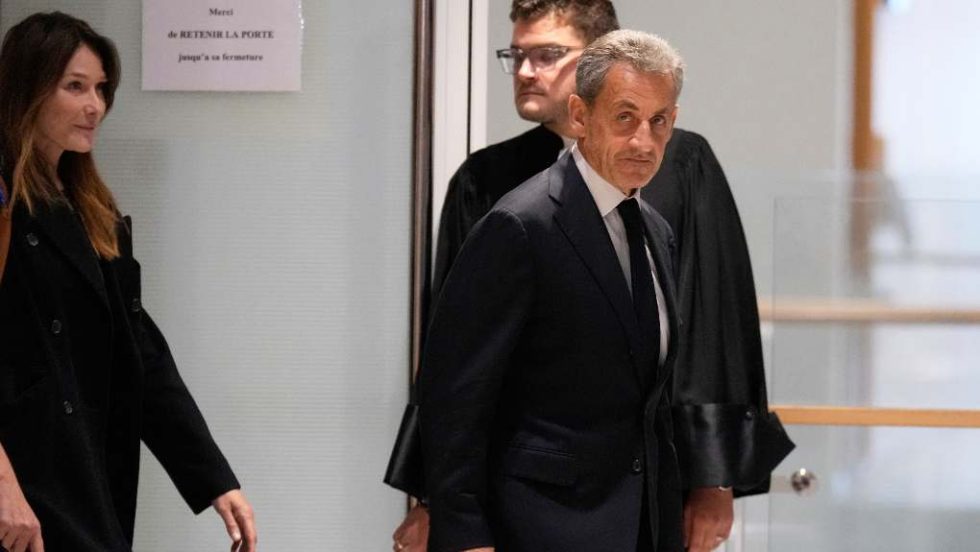 Ο Νικολά Σαρκοζί με την Κάρλα Μπρούνι μετά την καταδικαστική απόφαση