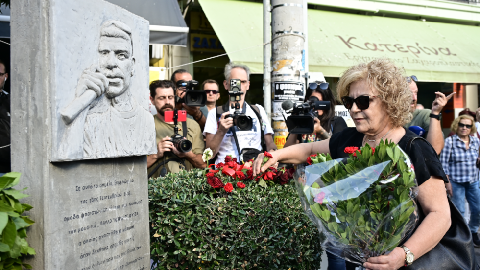η Μάγδα Φύσσα στο μνημείο του γιου της