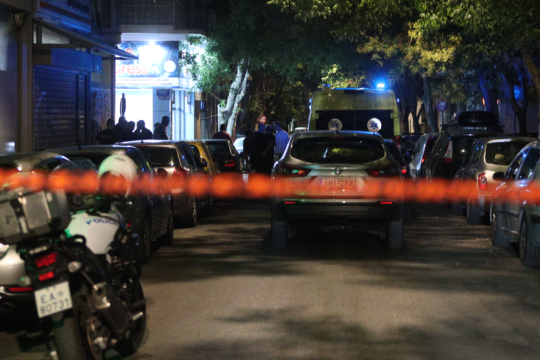 Αναστάτωση στο Κερατσίνι: Πετούσε αντικείμενα από μπαλκόνι κτιρίου και πήδηξε στο κενό