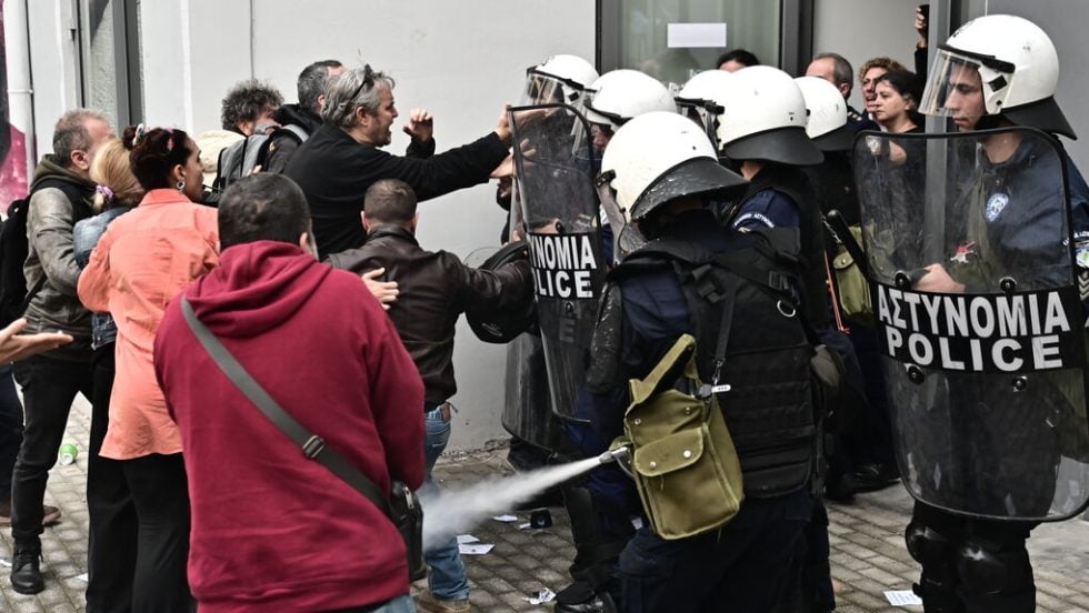 Ανδρας των ΜΑΤ ψεκάζει κατά του συγκεντρωμένου πλήθους
