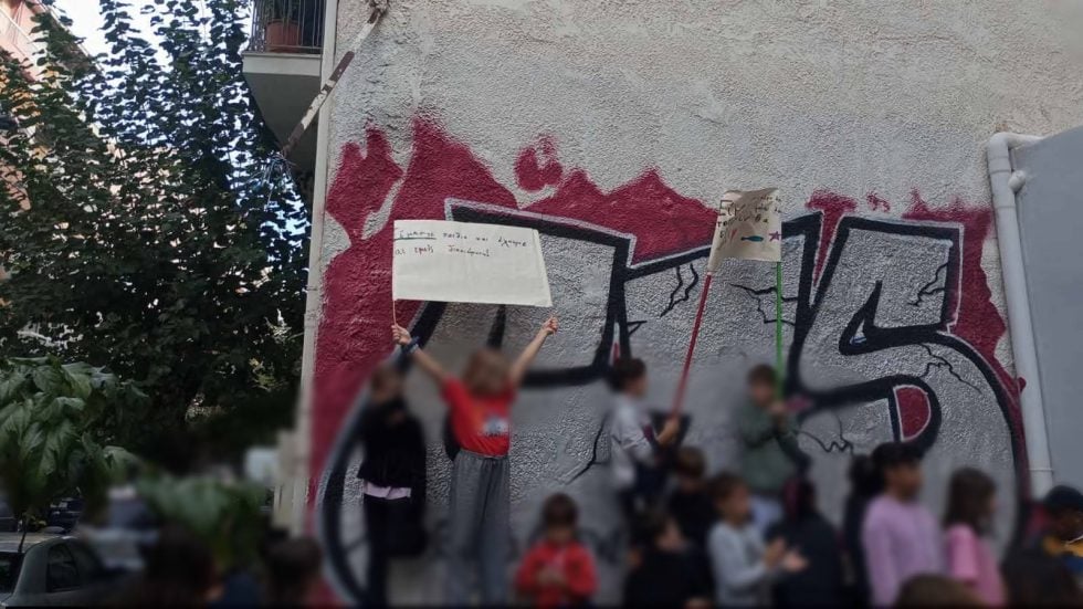 Με την πλάτη στον τοίχο οι μαθητές προσπαθούν να προστατευτούν από την επίθεση των ΜΑΤ