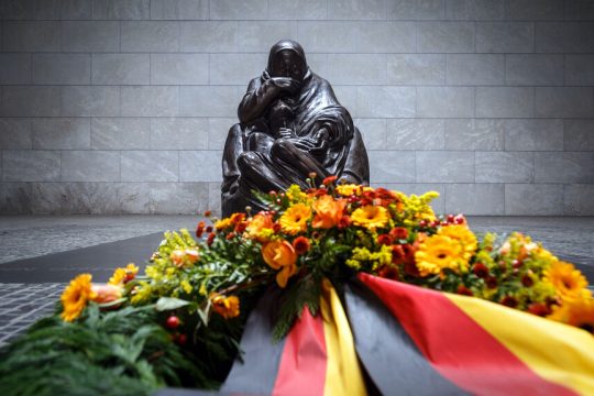Το Μνημείο για τα Θύματα του Πολέμου και της Τυραννίας (επί DDR ονομάζονταν Μνημείο για τα Θύματα του Φασισμού και του Μιλιταρισμού), με το διάσημο άγαλμα της Käthe Kollwitz