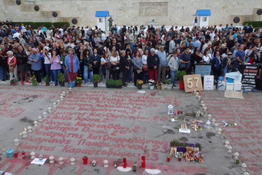 Το ονόματα των νεκρών των Τεμπών μπροστά από το μνημείο του Αγνωστου Στρατιώτη
