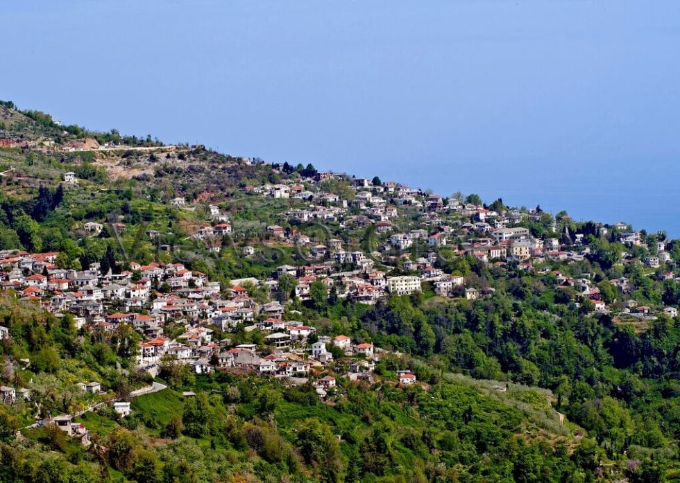 Η Ζαγορά με τις τέσσερις γειτονιές της, με φόντο το Αιγαίο
