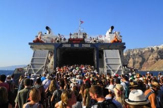 Ουρές τουριστών περιμένουν να μπουν σε φέρι μποτ